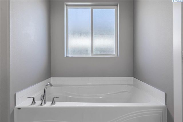 6005 Curlew Lane, Pasco, WA 99301