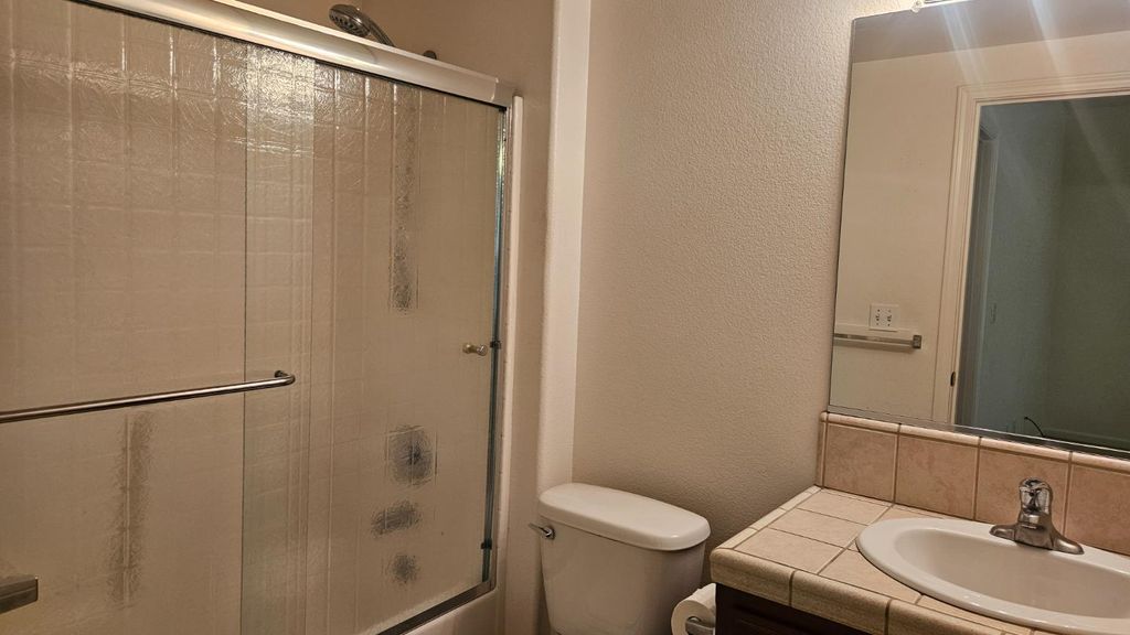 Image 10 of property listing at 580 W Sunset Street, Kingsburg, CA 93631