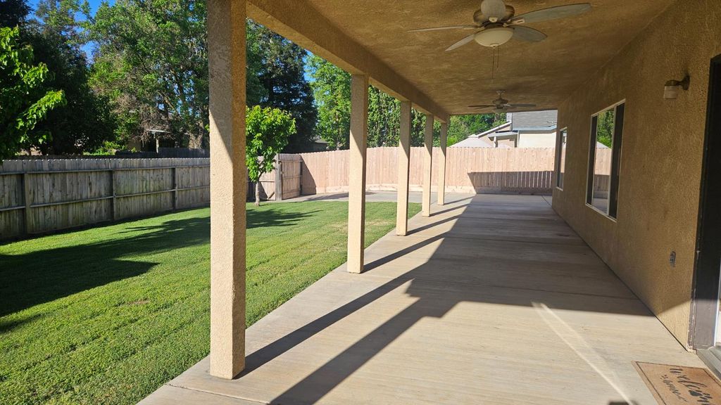 Image 11 of property listing at 580 W Sunset Street, Kingsburg, CA 93631