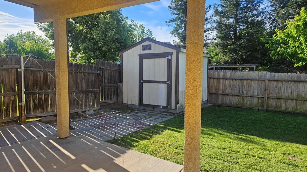 Image 12 of property listing at 580 W Sunset Street, Kingsburg, CA 93631