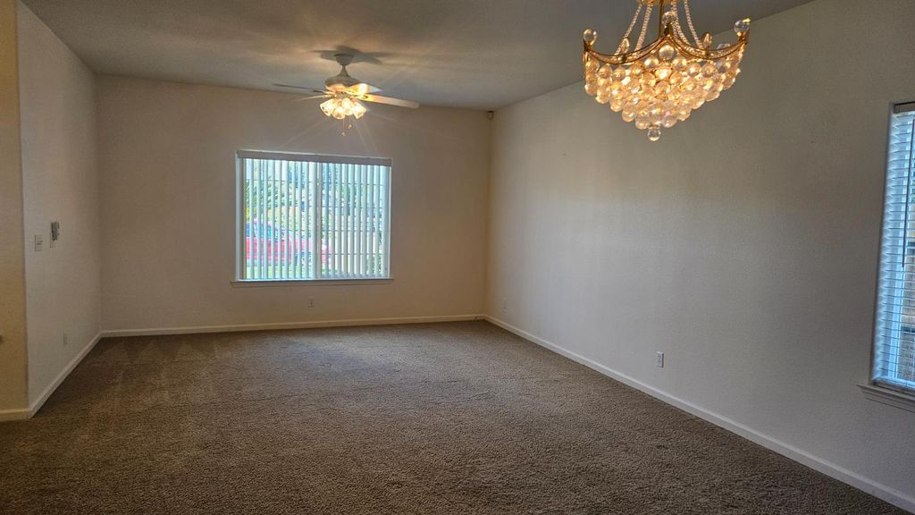 Image 4 of property listing at 580 W Sunset Street, Kingsburg, CA 93631