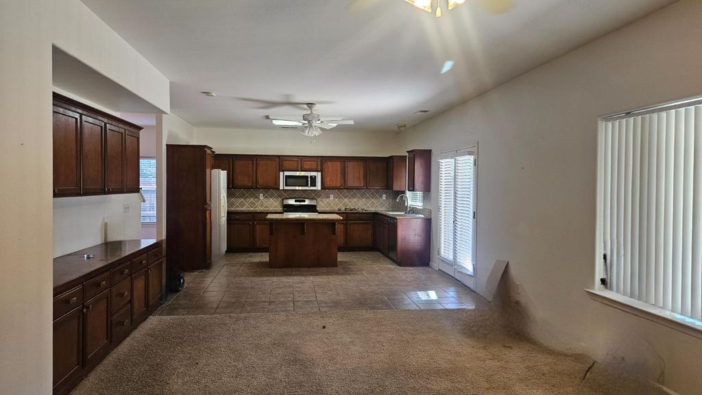 Image 5 of property listing at 580 W Sunset Street, Kingsburg, CA 93631