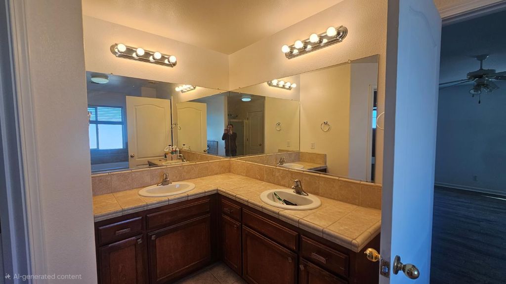 Image 8 of property listing at 580 W Sunset Street, Kingsburg, CA 93631