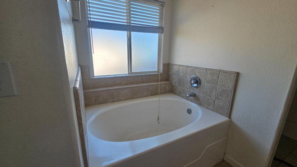 Image 9 of property listing at 580 W Sunset Street, Kingsburg, CA 93631