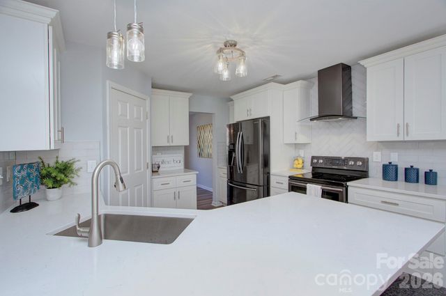 3819 Cameron Creek Drive, Matthews, NC 28105