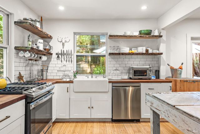 17131 Mount Jackson Trl, Rio Nido, CA 95471