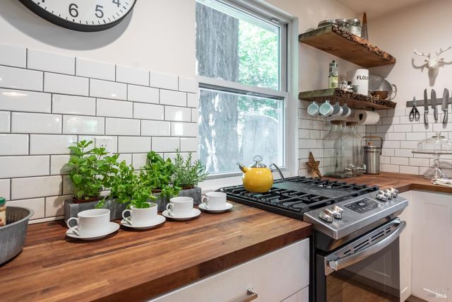 17131 Mount Jackson Trl, Rio Nido, CA 95471