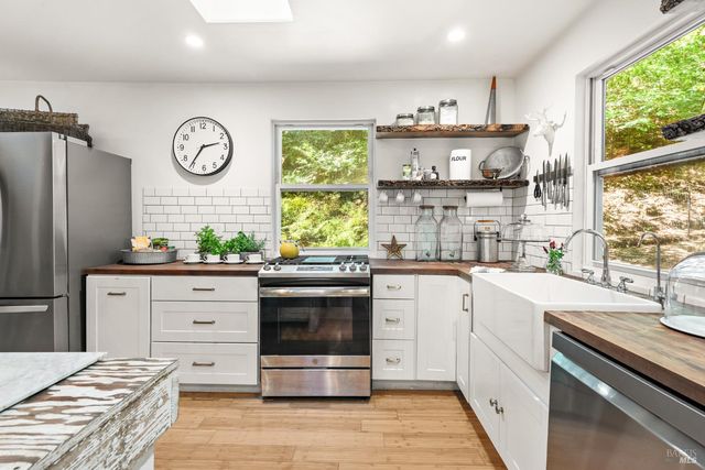 17131 Mount Jackson Trl, Rio Nido, CA 95471