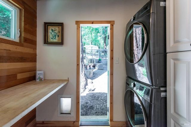 17131 Mount Jackson Trl, Rio Nido, CA 95471