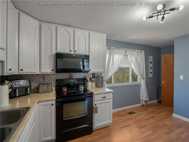 1452 Clearview Heights Road, Charleston, WV 25312