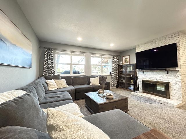 3952 Rustic Rd, Cameron Park, CA 95682