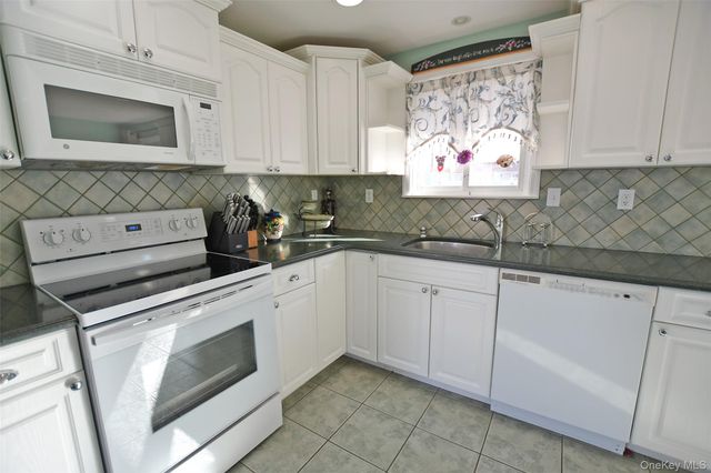 359 Randall Road, Ridge, NY 11961