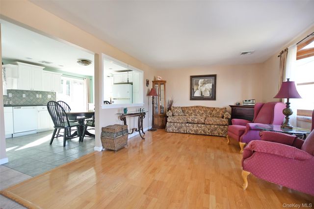 359 Randall Road, Ridge, NY 11961
