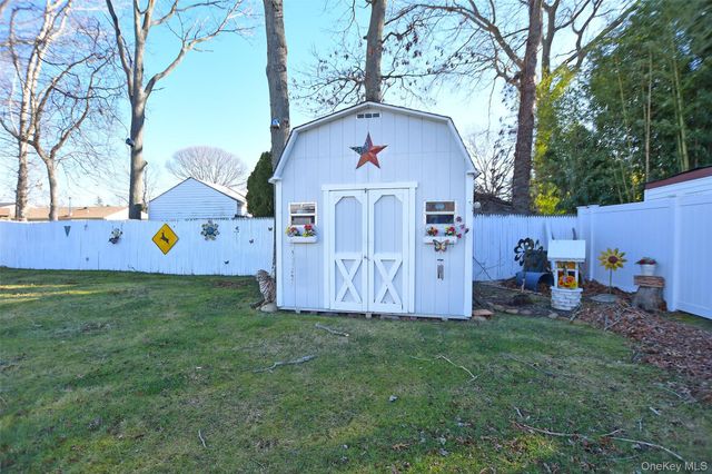 359 Randall Road, Ridge, NY 11961