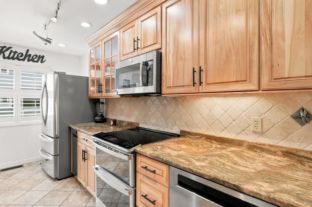 1002 Pine Brook Dr 20, Peabody, MA 01960