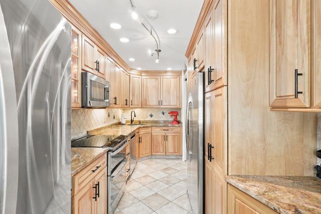 1002 Pine Brook Dr 20, Peabody, MA 01960