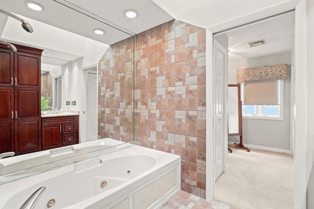 1002 Pine Brook Dr 20, Peabody, MA 01960