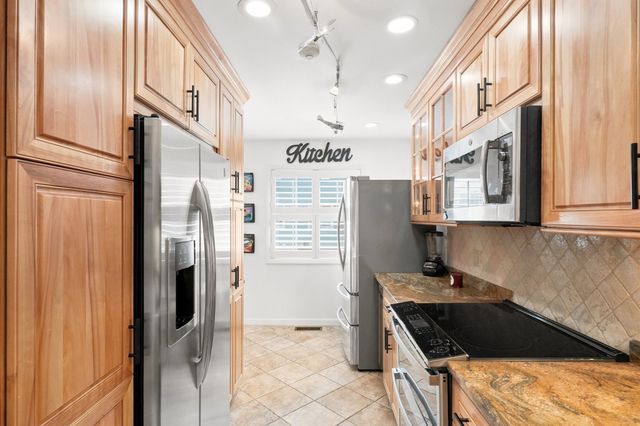 1002 Pine Brook Dr 20, Peabody, MA 01960