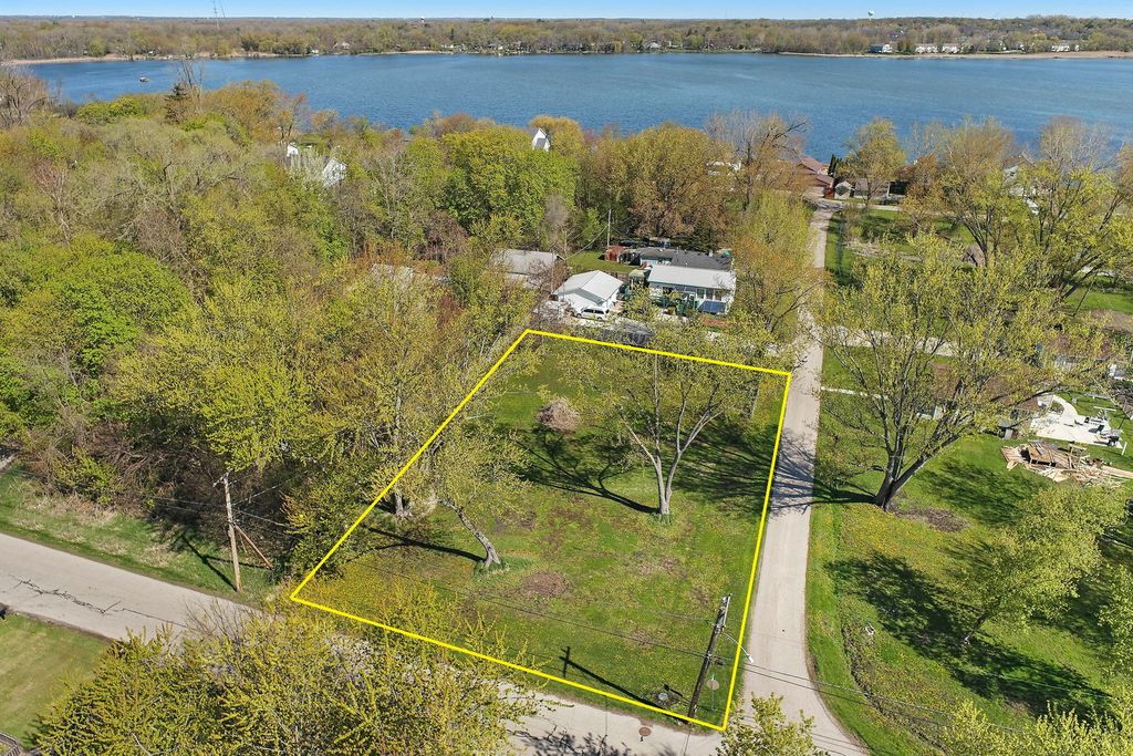 28490 W Main Street, Wauconda, IL 60084