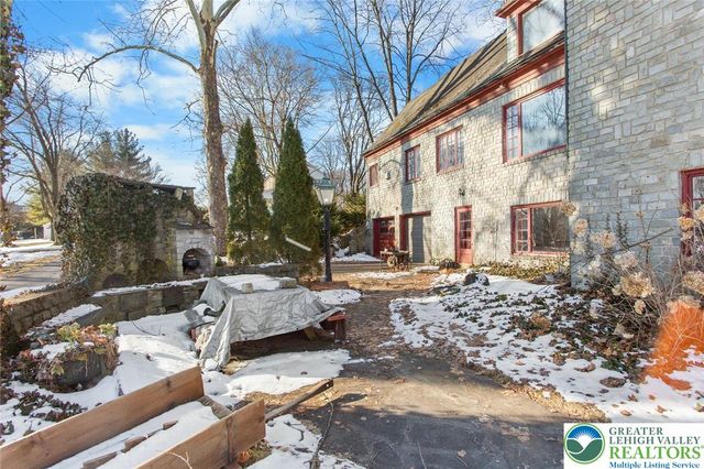 100 North Fairview Street, Nazareth Boro, PA 18064