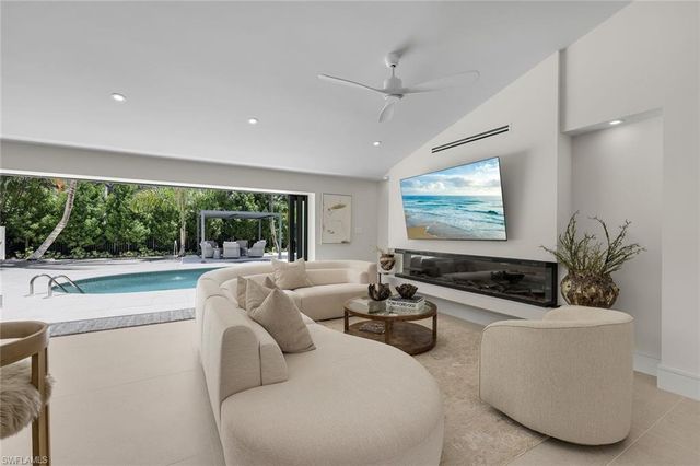 1095 Sandpiper ST, Naples, FL 34102