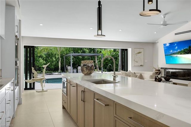1095 Sandpiper ST, Naples, FL 34102