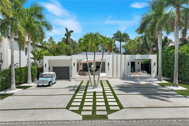 1095 Sandpiper ST, Naples, FL 34102