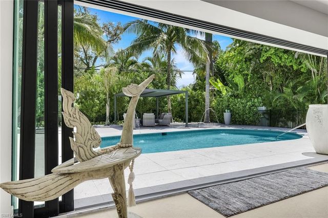 1095 Sandpiper ST, Naples, FL 34102