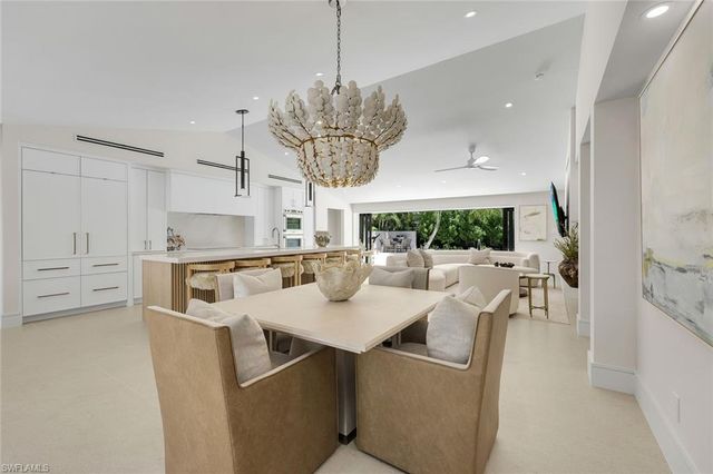 1095 Sandpiper ST, Naples, FL 34102