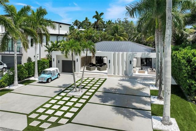 1095 Sandpiper ST, Naples, FL 34102