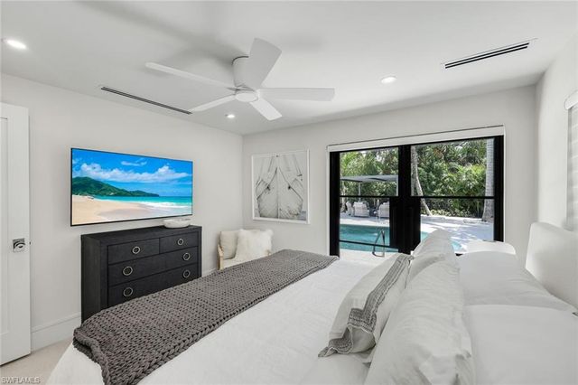 1095 Sandpiper ST, Naples, FL 34102