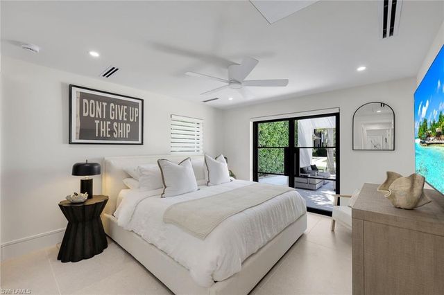 1095 Sandpiper ST, Naples, FL 34102