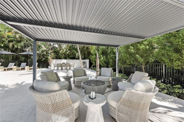 1095 Sandpiper ST, Naples, FL 34102