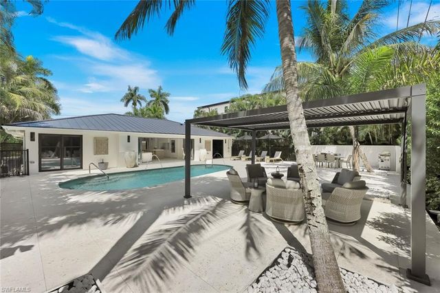 1095 Sandpiper ST, Naples, FL 34102