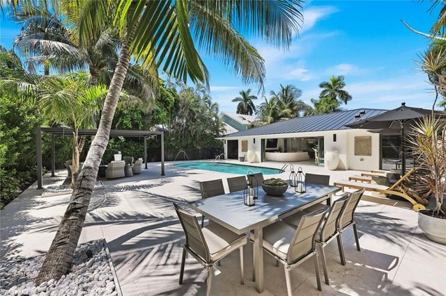 1095 Sandpiper ST, Naples, FL 34102