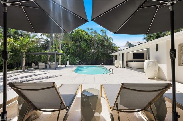 1095 Sandpiper ST, Naples, FL 34102