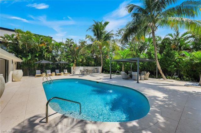 1095 Sandpiper ST, Naples, FL 34102