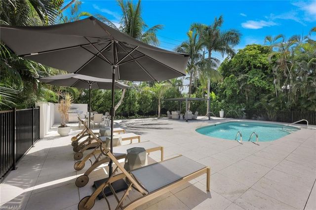 1095 Sandpiper ST, Naples, FL 34102
