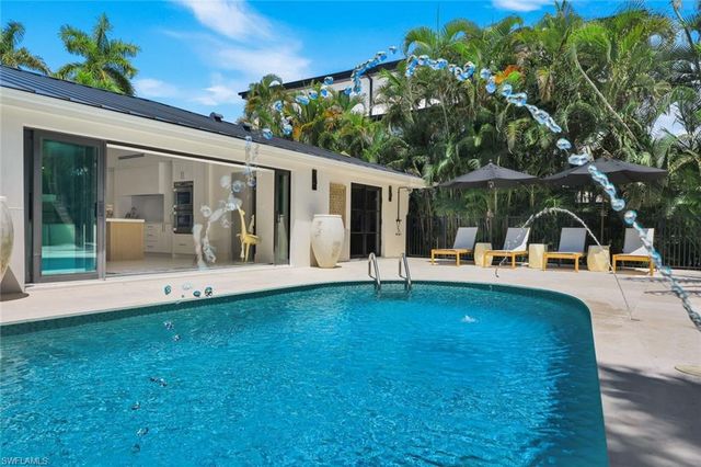 1095 Sandpiper ST, Naples, FL 34102