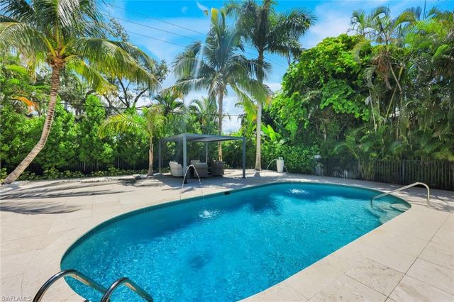 1095 Sandpiper ST, Naples, FL 34102