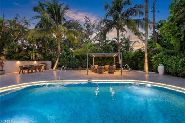 1095 Sandpiper ST, Naples, FL 34102