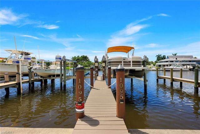 1095 Sandpiper ST, Naples, FL 34102