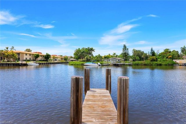 1095 Sandpiper ST, Naples, FL 34102