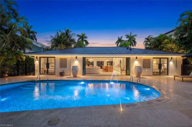 1095 Sandpiper ST, Naples, FL 34102