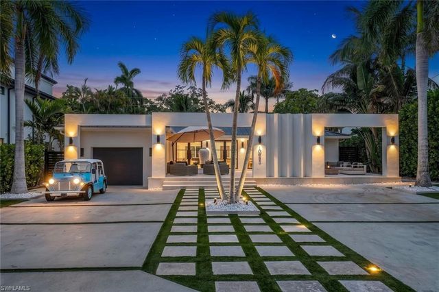 1095 Sandpiper ST, Naples, FL 34102