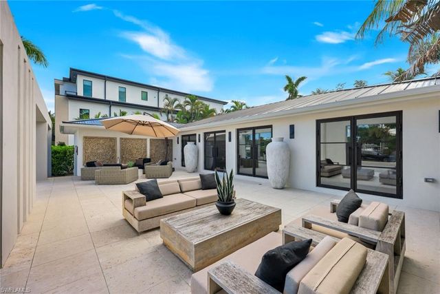 1095 Sandpiper ST, Naples, FL 34102