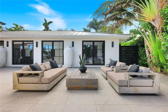 1095 Sandpiper ST, Naples, FL 34102