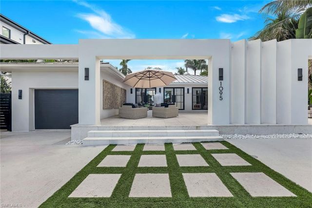 1095 Sandpiper ST, Naples, FL 34102