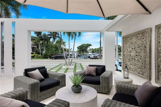 1095 Sandpiper ST, Naples, FL 34102