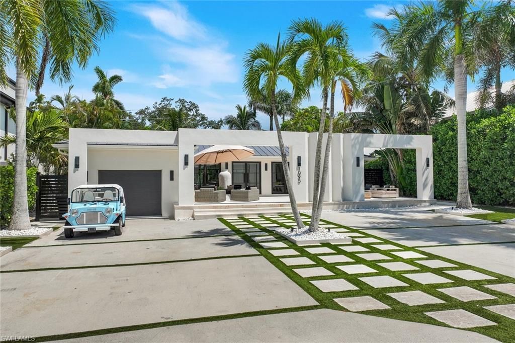1095 Sandpiper ST, Naples, FL 34102